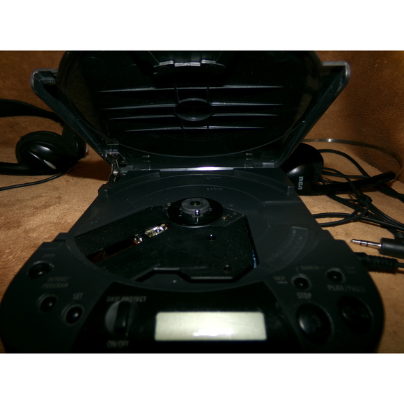 RCA Portable CD Player with ESP - Picture 8 of 9